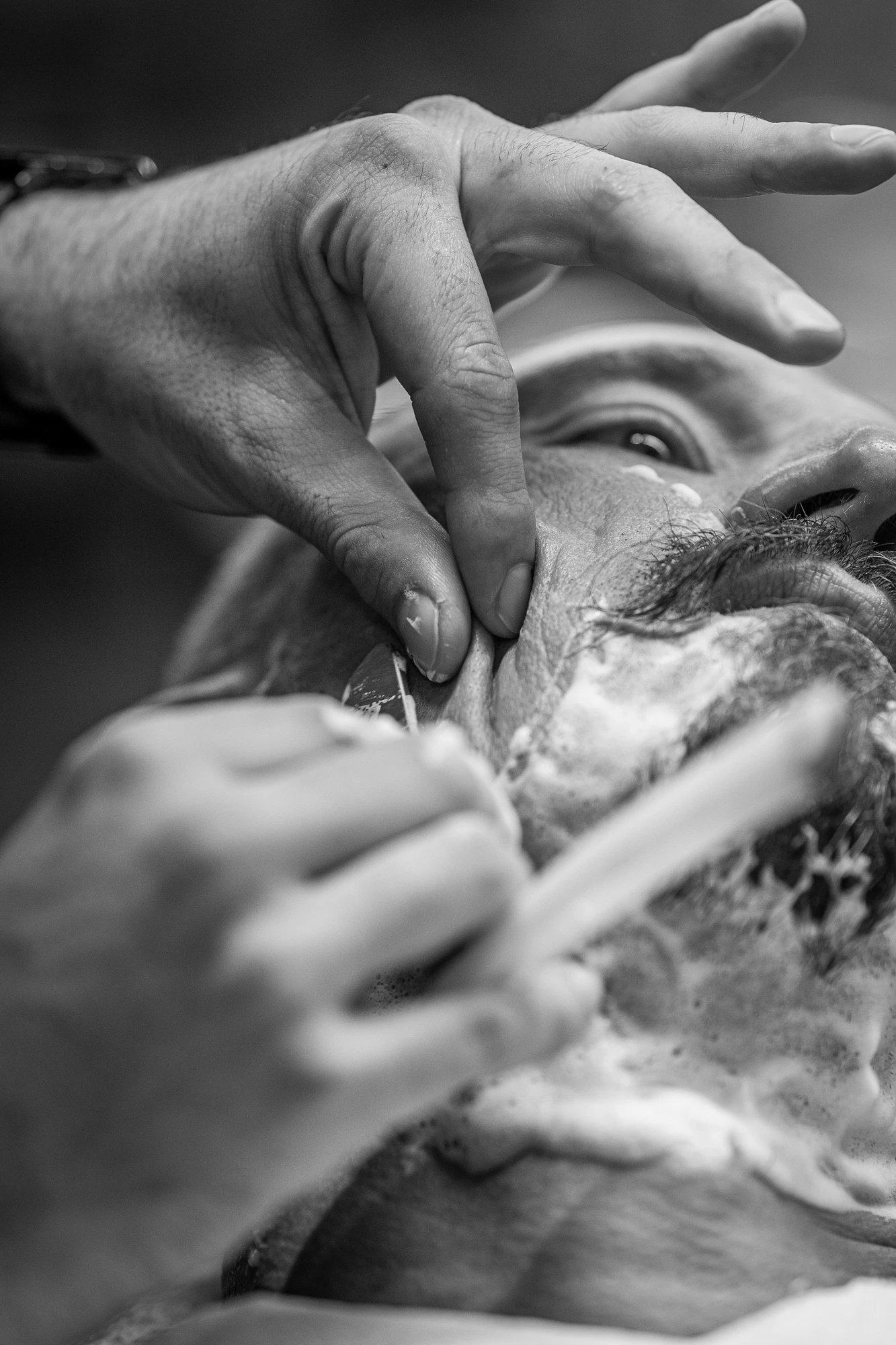 Shaving with fingers that pull the skin and foam