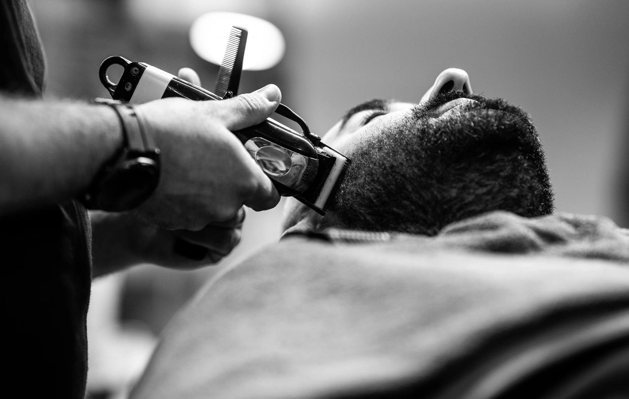 Hair clipper with a support comb that trims the beard
